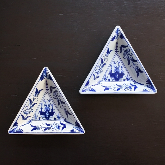 Vintage 1960s Out Delft Colonial Williamsburg Hand Painted Triangular Dish Pair